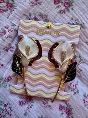 Piper•k Gold & Pearl Calla Lily Hair Claw Clips